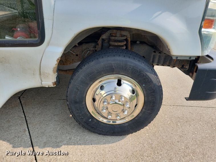 image for item JO9206 2010 Ford E450  shuttle bus