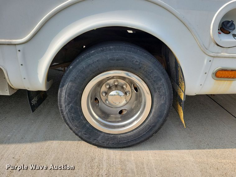 image for item JO9206 2010 Ford E450  shuttle bus