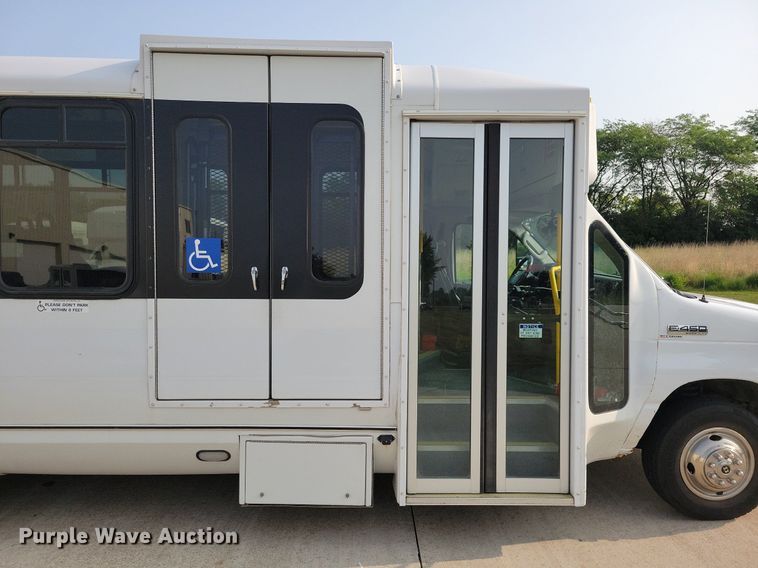 image for item JO9210 2010 Ford E450  shuttle bus