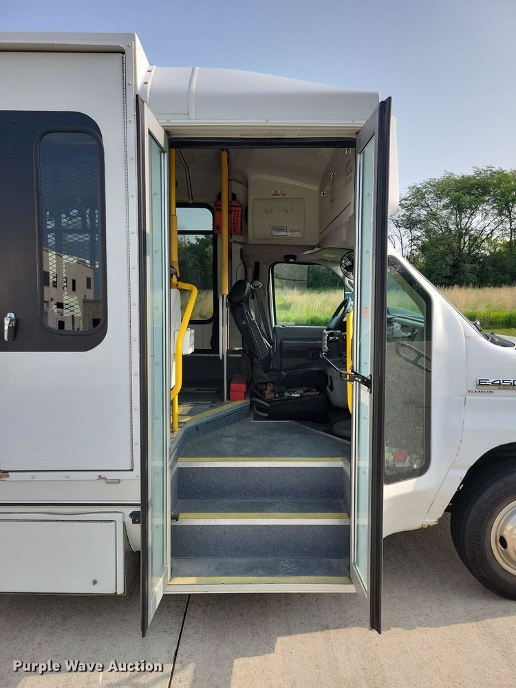 image for item JO9210 2010 Ford E450  shuttle bus
