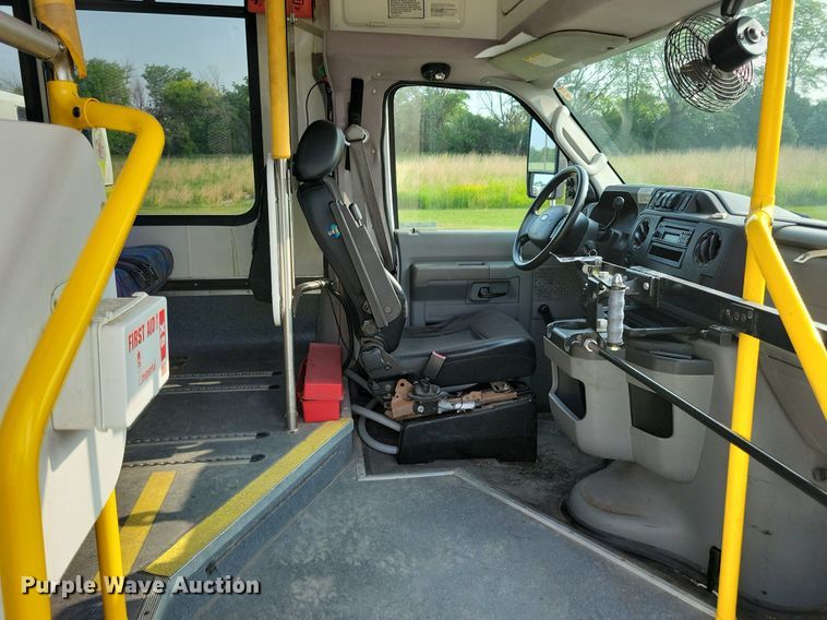 image for item JO9210 2010 Ford E450  shuttle bus