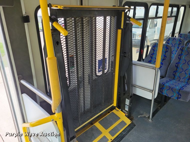 image for item JO9210 2010 Ford E450  shuttle bus