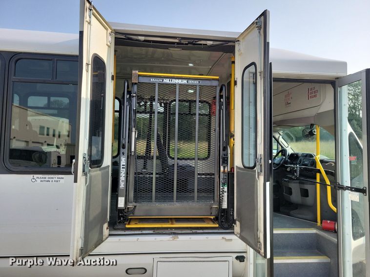 image for item JO9210 2010 Ford E450  shuttle bus