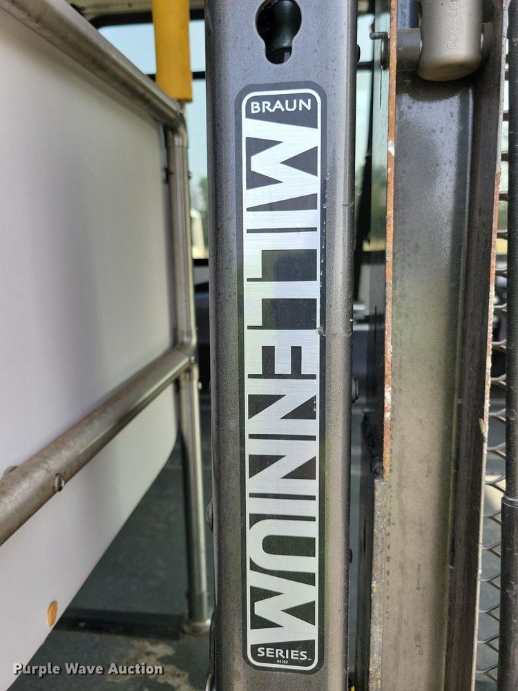 image for item JO9210 2010 Ford E450  shuttle bus