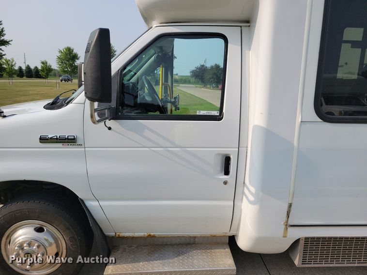 image for item JO9210 2010 Ford E450  shuttle bus