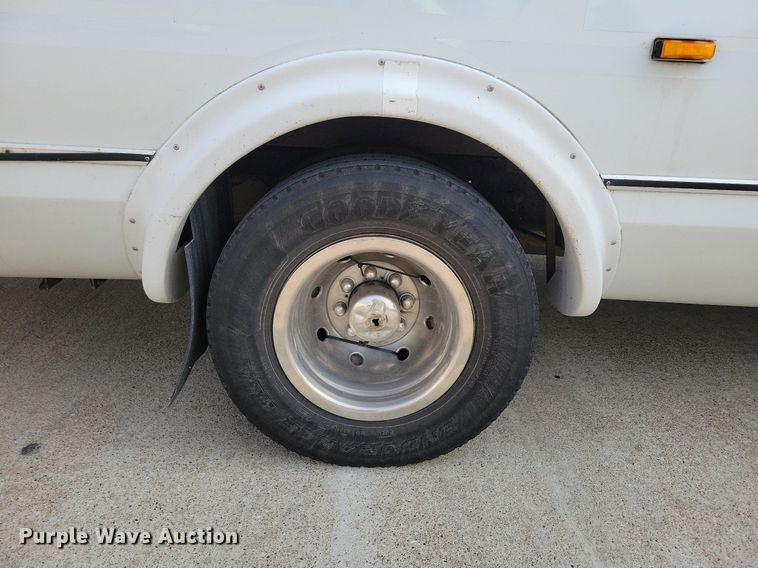 image for item JO9210 2010 Ford E450  shuttle bus