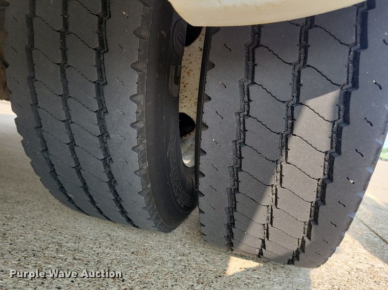 image for item JO9210 2010 Ford E450  shuttle bus