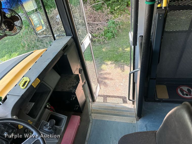 image for item KL9028 2001 Thomas Built  school bus