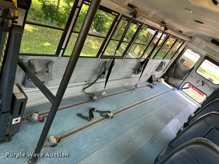 image for item KL9028 2001 Thomas Built  school bus