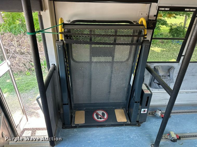 image for item KL9028 2001 Thomas Built  school bus