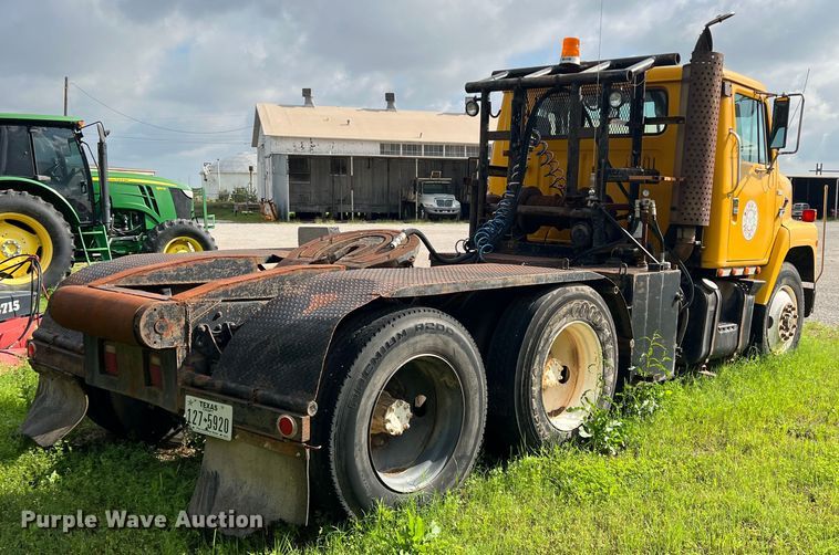 image for item LB9331 1982 International F-2275  winch truck