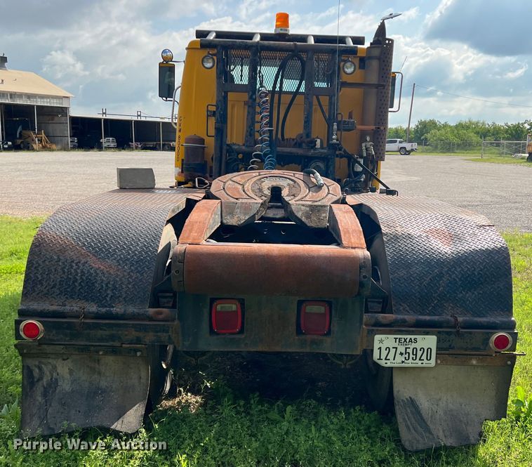 image for item LB9331 1982 International F-2275  winch truck