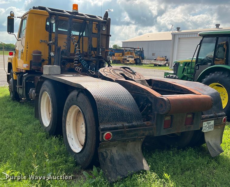 image for item LB9331 1982 International F-2275  winch truck