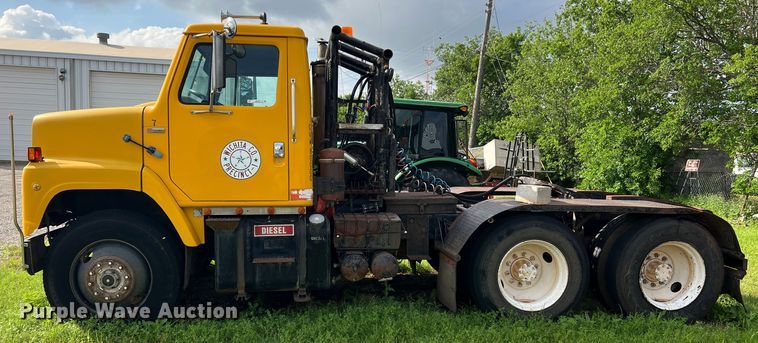 image for item LB9331 1982 International F-2275  winch truck
