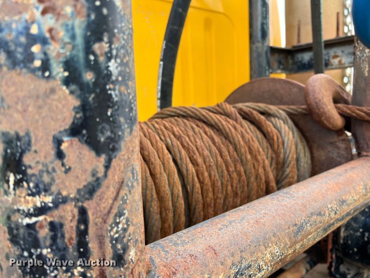 image for item LB9331 1982 International F-2275  winch truck