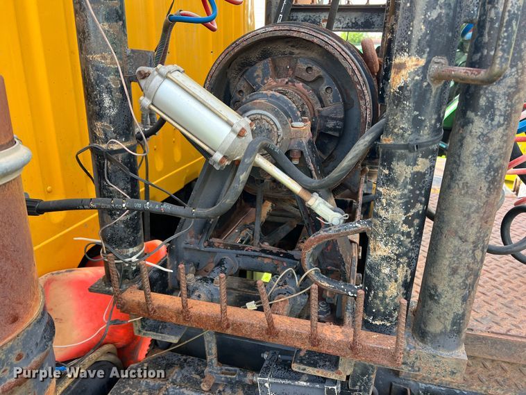 image for item LB9331 1982 International F-2275  winch truck