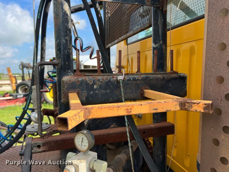 image for item LB9331 1982 International F-2275  winch truck