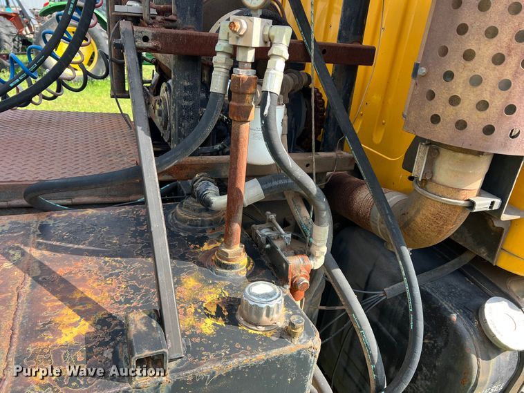 image for item LB9331 1982 International F-2275  winch truck