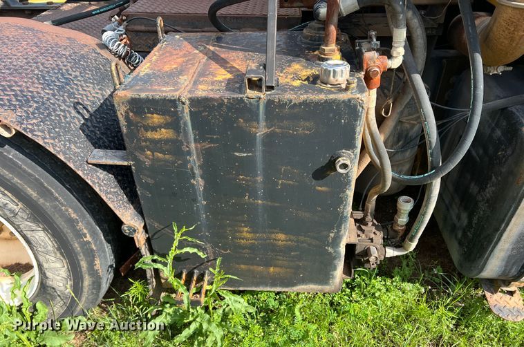 image for item LB9331 1982 International F-2275  winch truck