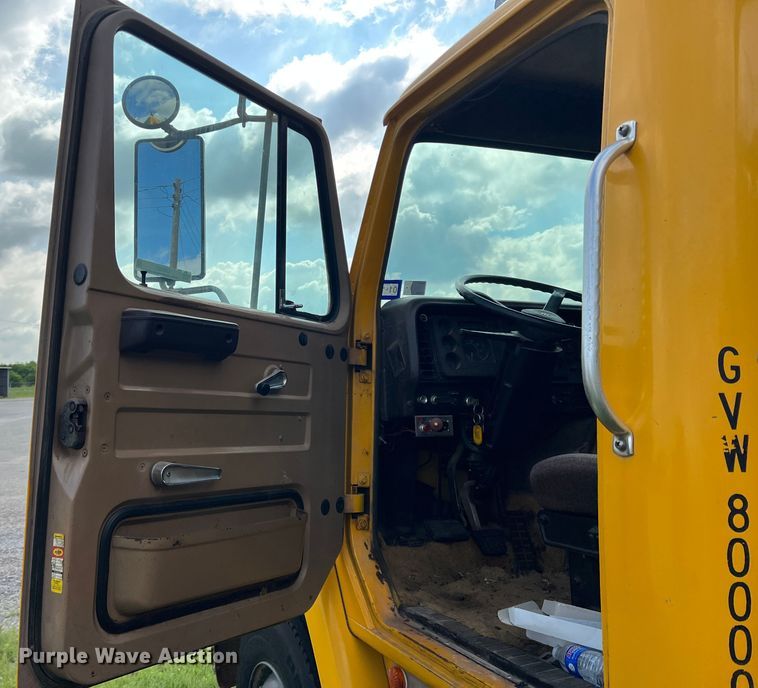 image for item LB9331 1982 International F-2275  winch truck