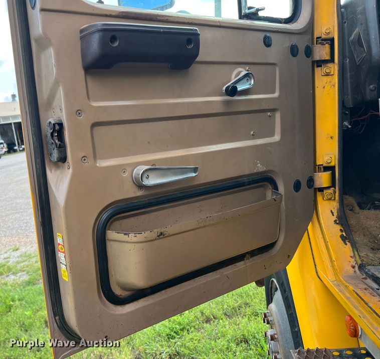 image for item LB9331 1982 International F-2275  winch truck