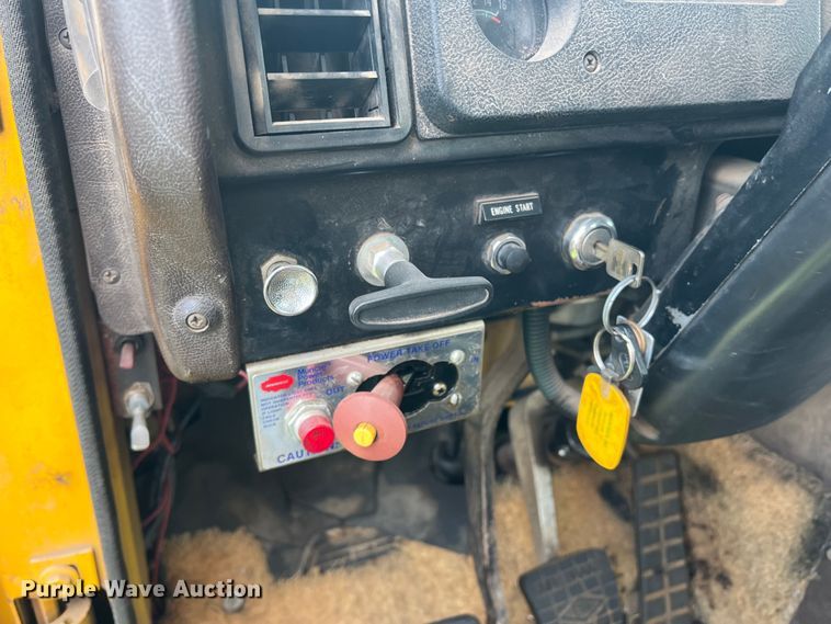 image for item LB9331 1982 International F-2275  winch truck