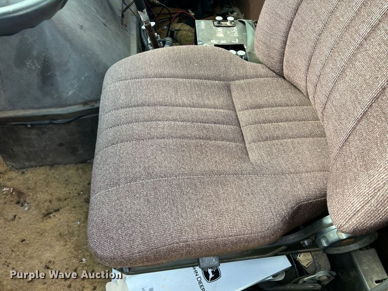 image for item LB9331 1982 International F-2275  winch truck