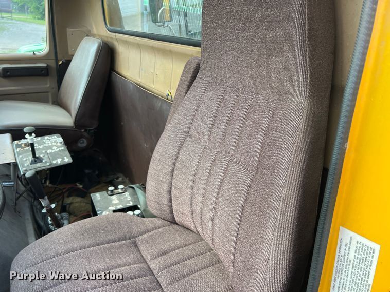 image for item LB9331 1982 International F-2275  winch truck