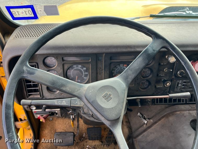 image for item LB9331 1982 International F-2275  winch truck