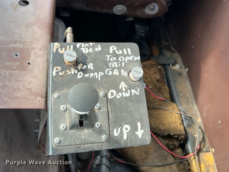 image for item LB9331 1982 International F-2275  winch truck