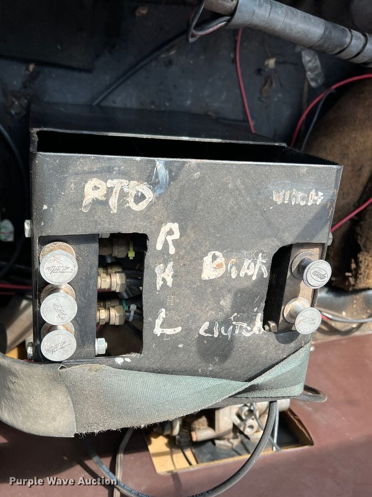 image for item LB9331 1982 International F-2275  winch truck