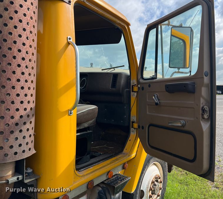 image for item LB9331 1982 International F-2275  winch truck