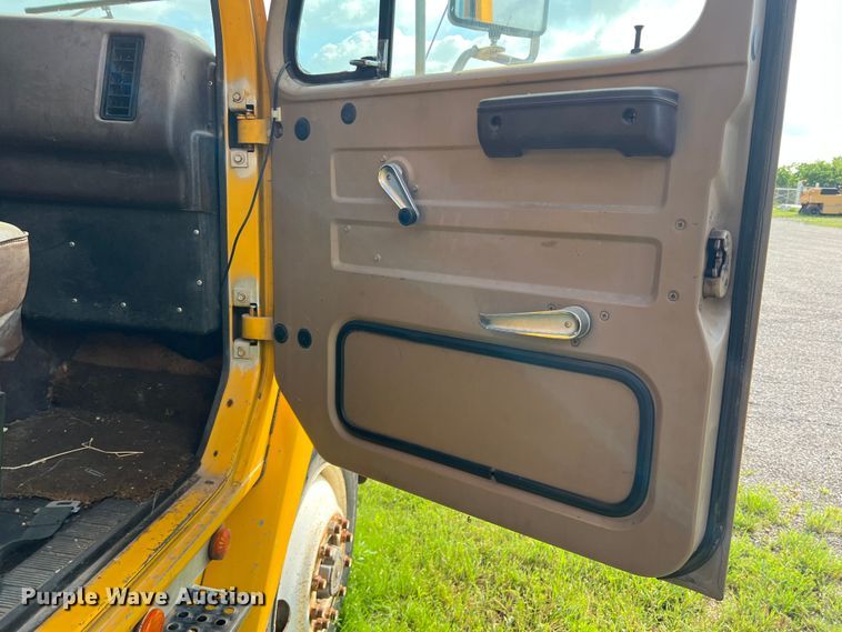 image for item LB9331 1982 International F-2275  winch truck