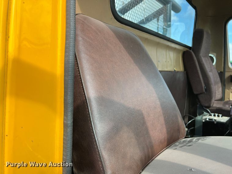 image for item LB9331 1982 International F-2275  winch truck