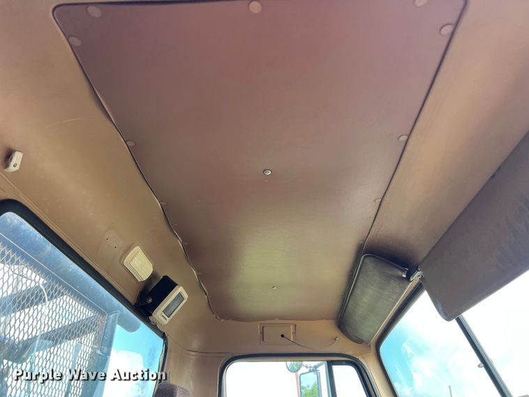 image for item LB9331 1982 International F-2275  winch truck