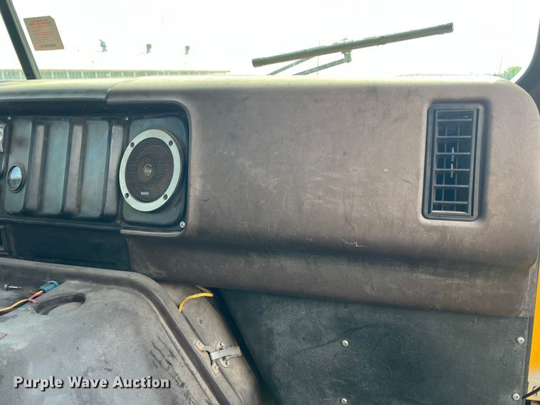 image for item LB9331 1982 International F-2275  winch truck