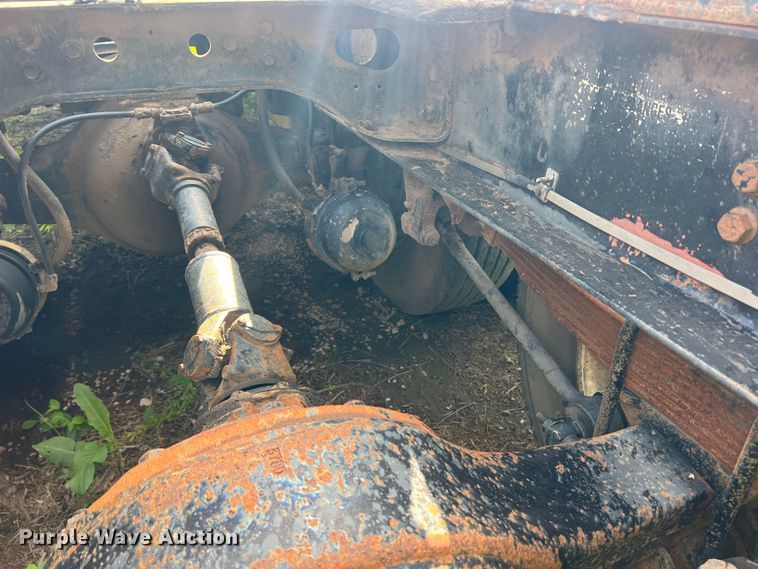 image for item LB9331 1982 International F-2275  winch truck