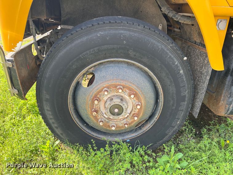 image for item LB9331 1982 International F-2275  winch truck