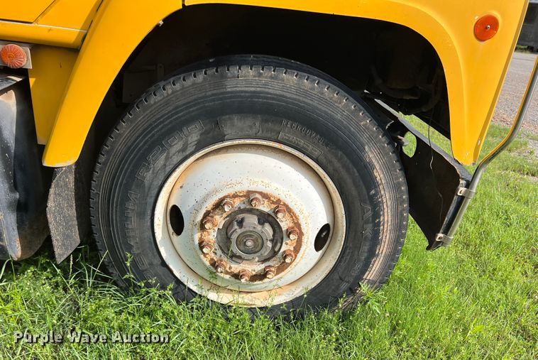 image for item LB9331 1982 International F-2275  winch truck