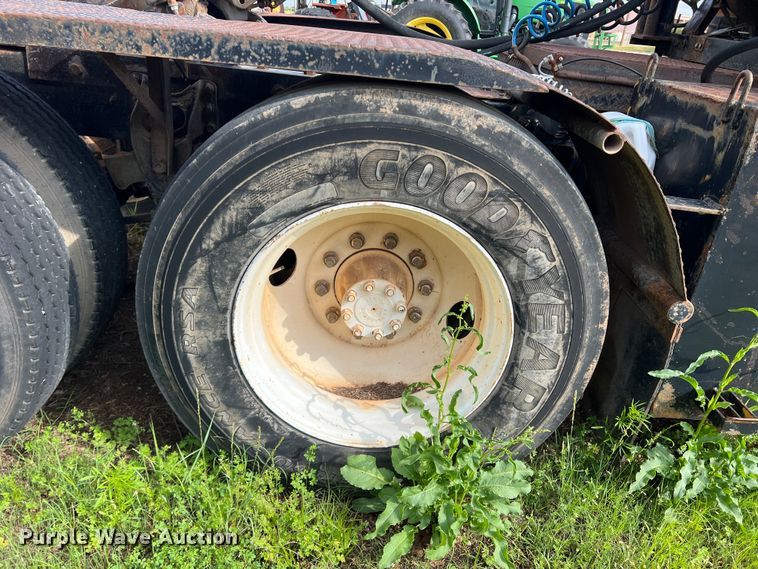 image for item LB9331 1982 International F-2275  winch truck