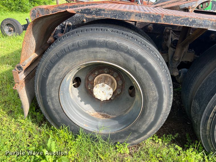 image for item LB9331 1982 International F-2275  winch truck