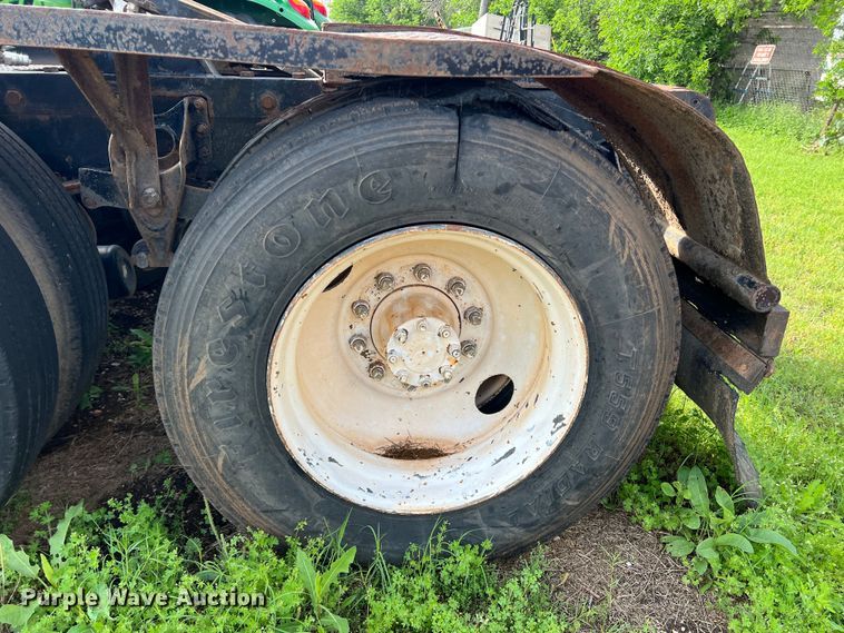 image for item LB9331 1982 International F-2275  winch truck