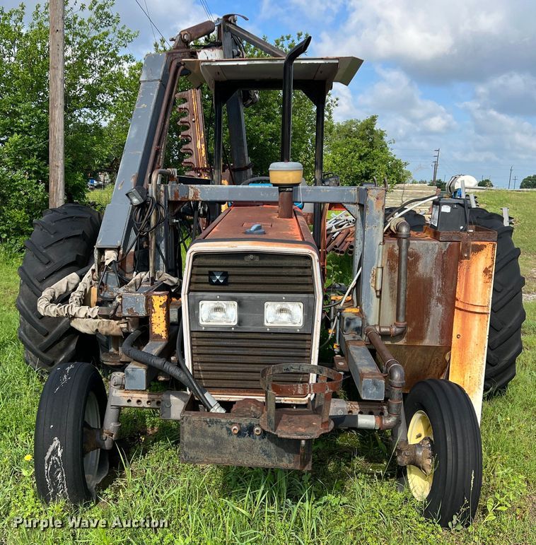 image for item LB9333 1993 Massey Ferguson 383  tractor