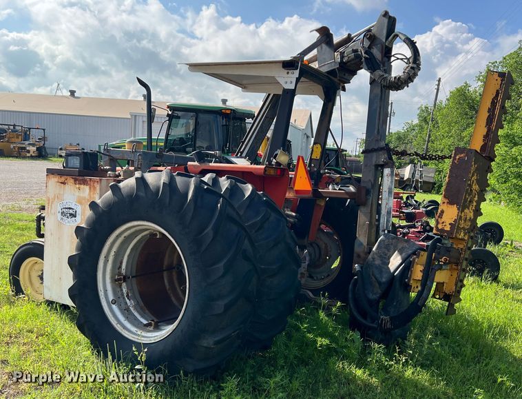 image for item LB9333 1993 Massey Ferguson 383  tractor