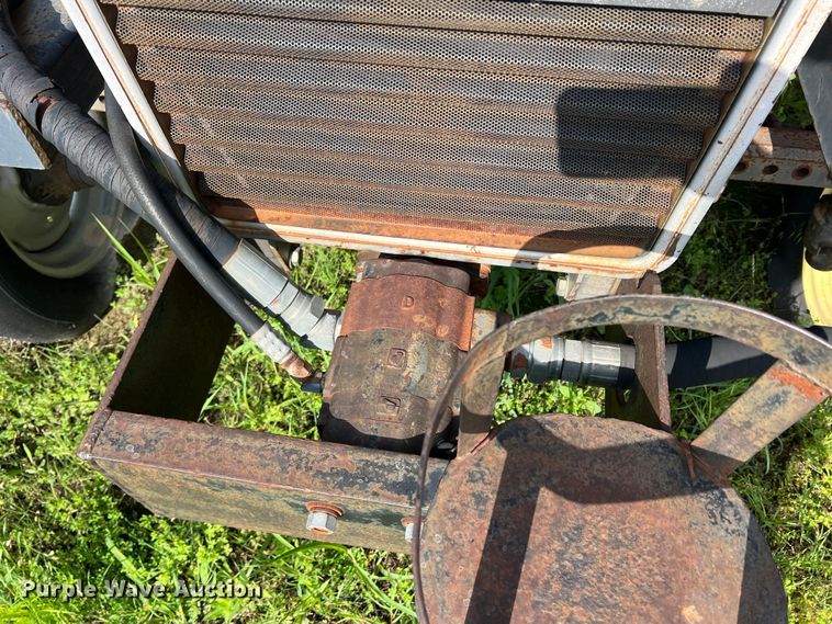 image for item LB9333 1993 Massey Ferguson 383  tractor