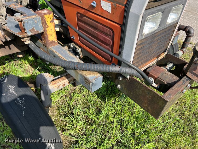 image for item LB9333 1993 Massey Ferguson 383  tractor