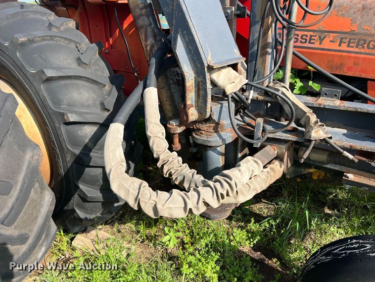 image for item LB9333 1993 Massey Ferguson 383  tractor