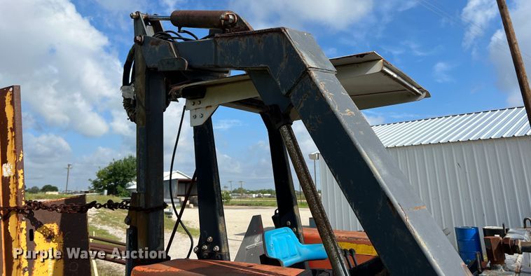 image for item LB9333 1993 Massey Ferguson 383  tractor