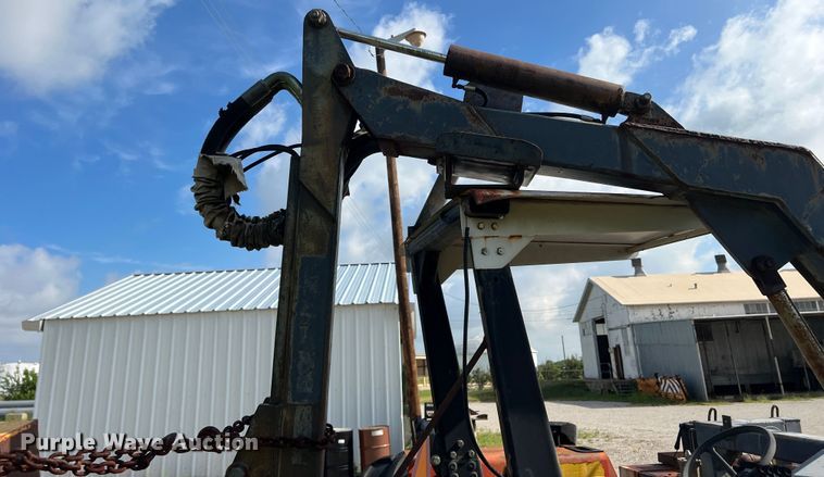 image for item LB9333 1993 Massey Ferguson 383  tractor