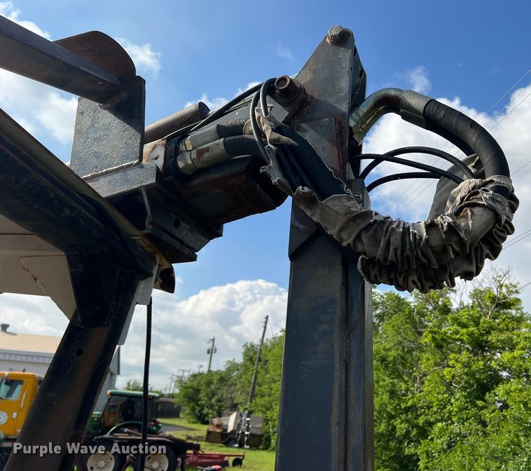 image for item LB9333 1993 Massey Ferguson 383  tractor